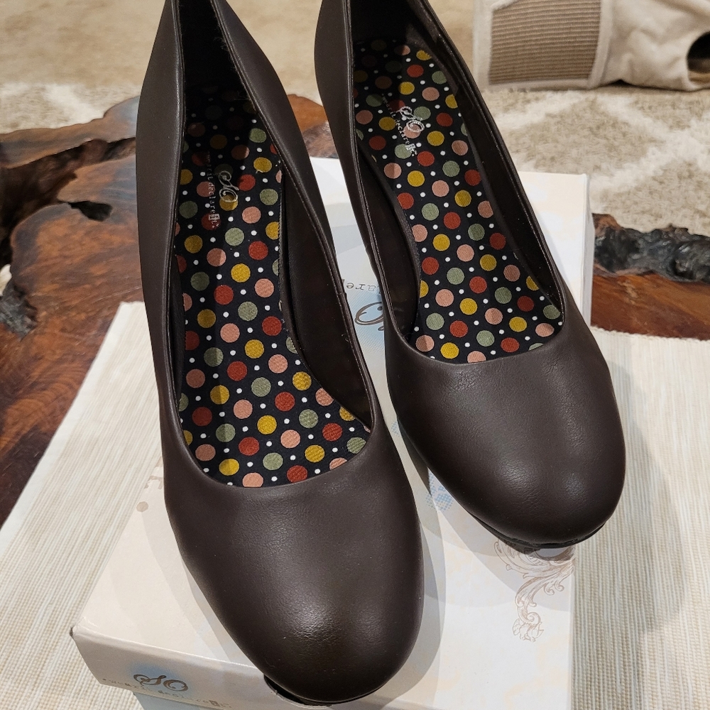 Women's brown heels size 10 new
